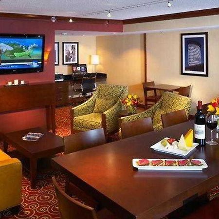 מלון Wyndham Cleveland Airport מראה פנימי תמונה